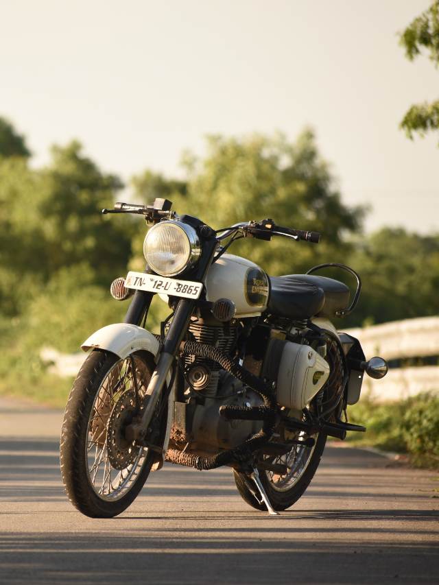 Royal Enfield’s New Cafe Racer: Guerilla 450 Sportsbike